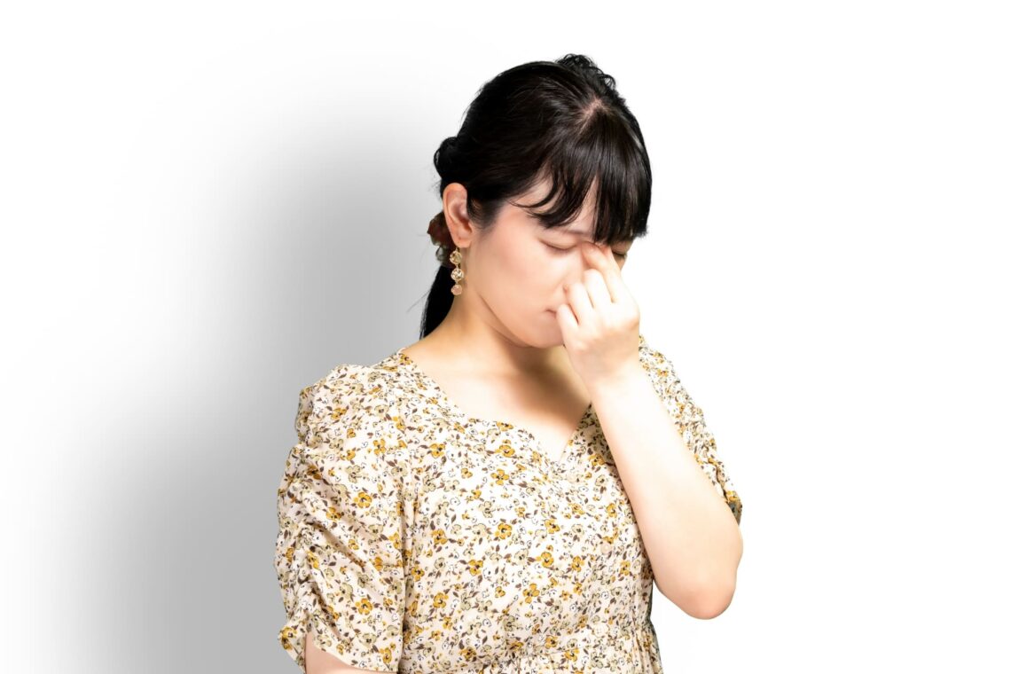 眉間の毛穴が目立つ原因とは？