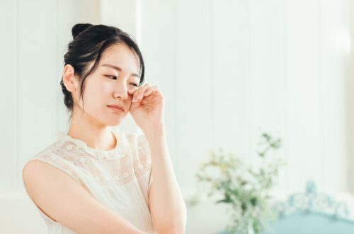 眼瞼下垂症の治療は保険適用される？適用条件や費用を解説